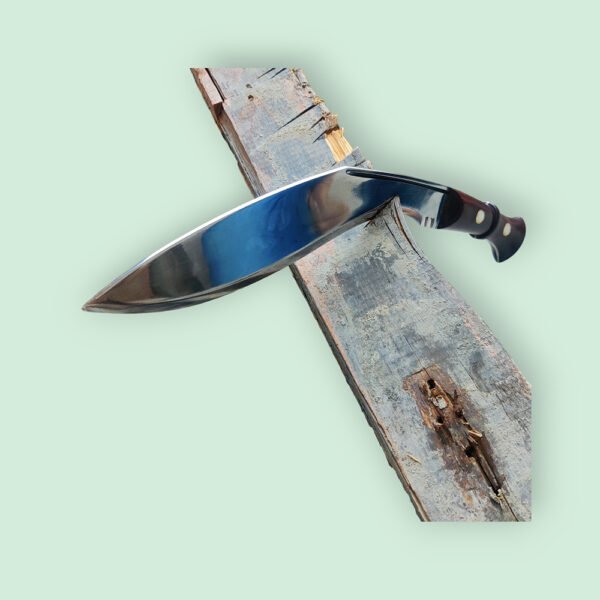 Mark 4 Kukri by himalayan blades chopping a wood.